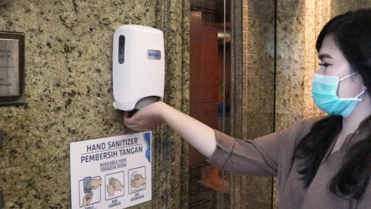 Wyndham Casablanca ג'קרטה מראה חיצוני תמונה A hand sanitizer dispenser